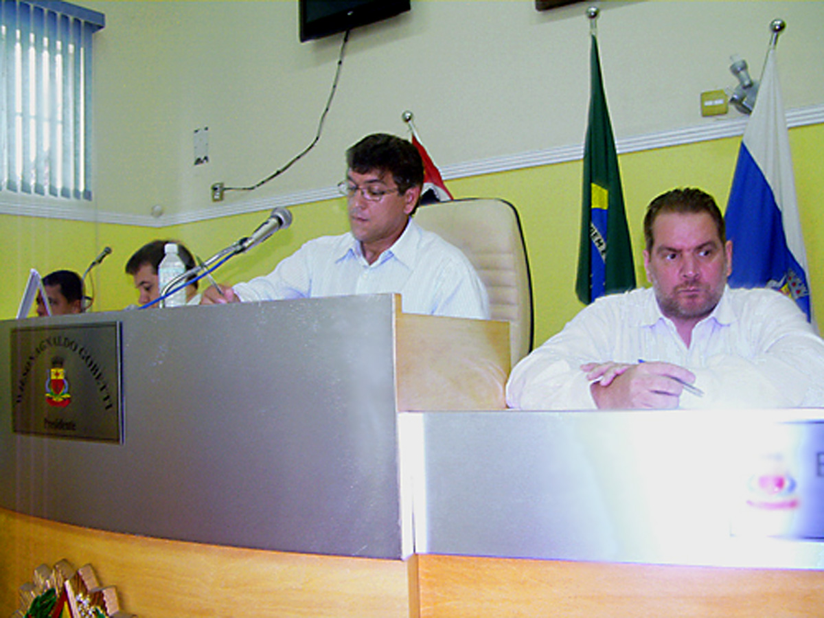 Afonso Lobato (centro), presidente da Frente parlamentar, em Caraguatatuba<a style='float:right;color:#ccc' href='https://www3.al.sp.gov.br/repositorio/noticia/11-2008/Afonso Lobato (centro), presidente da Frente parlamentar, em Caraguatatuba.jpg' target=_blank><i class='bi bi-zoom-in'></i> Clique para ver a imagem </a>